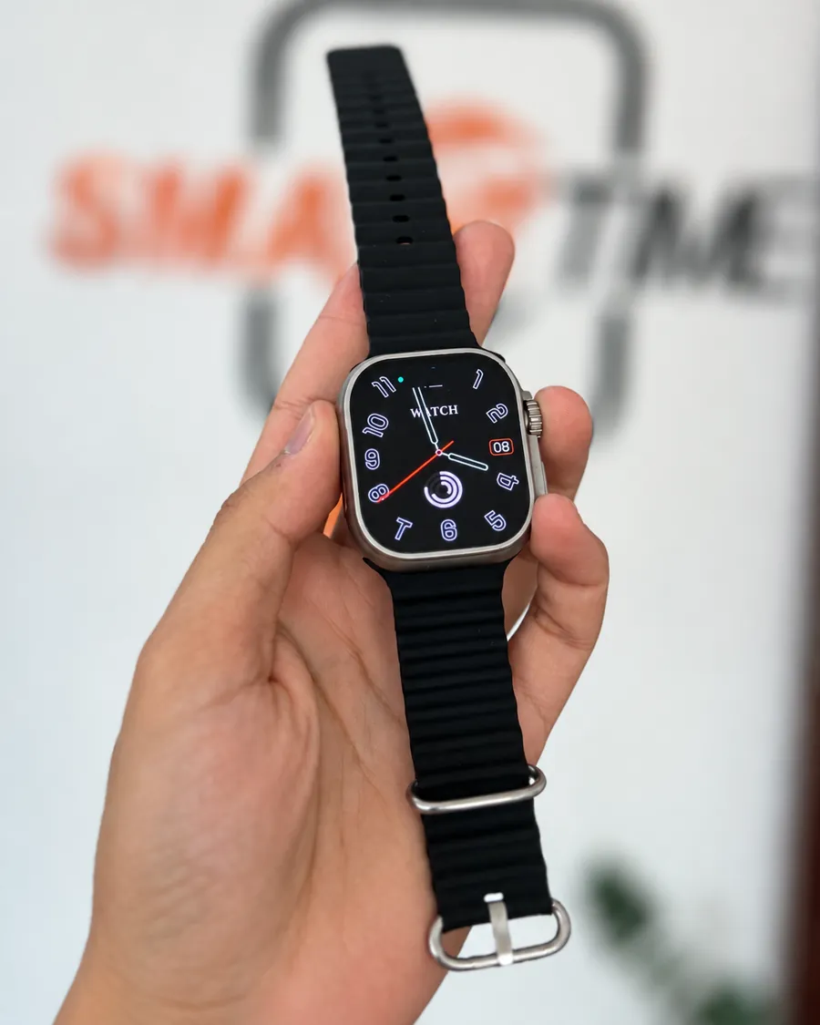 Mão segurando um smartwatch com pulseira preta