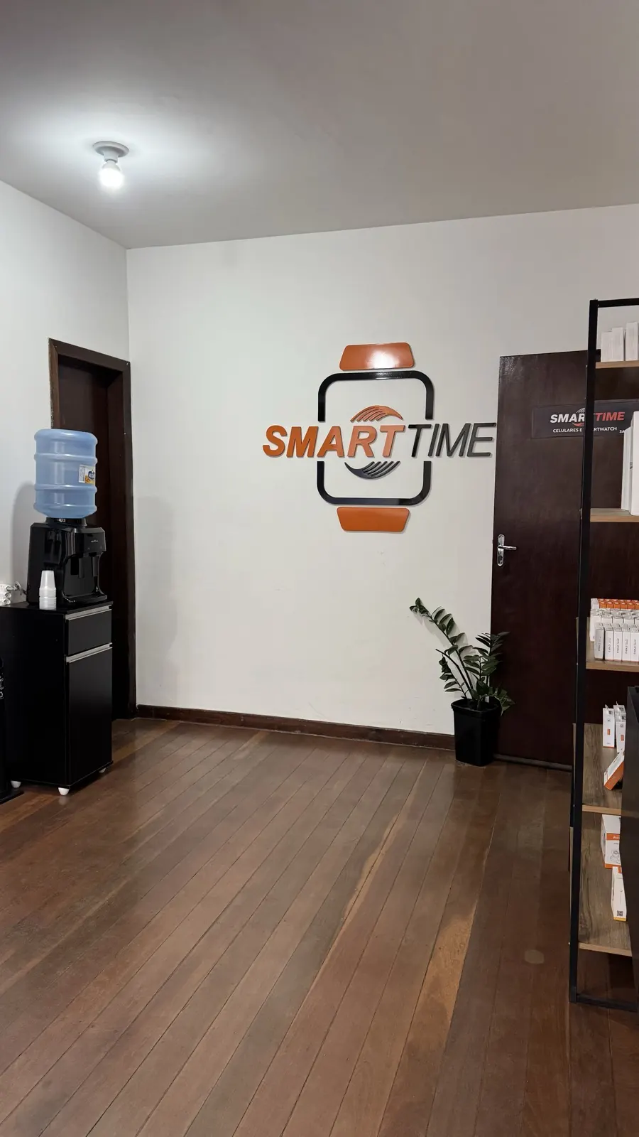 Recepção da SmartTime com o logotipo na parede